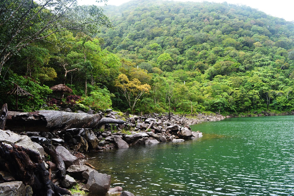 https://mdw-travel-data-us-east-1.s3.amazonaws.com/img/country/Philippines/Twin-Lakes-of-Balinsasayao-and-Danao/img_00.jpg
