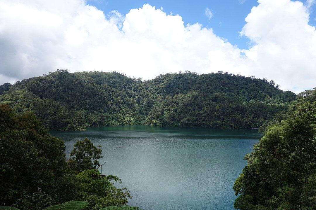 https://mdw-travel-data-us-east-1.s3.amazonaws.com/img/country/Philippines/Twin-Lakes/img_02.jpg