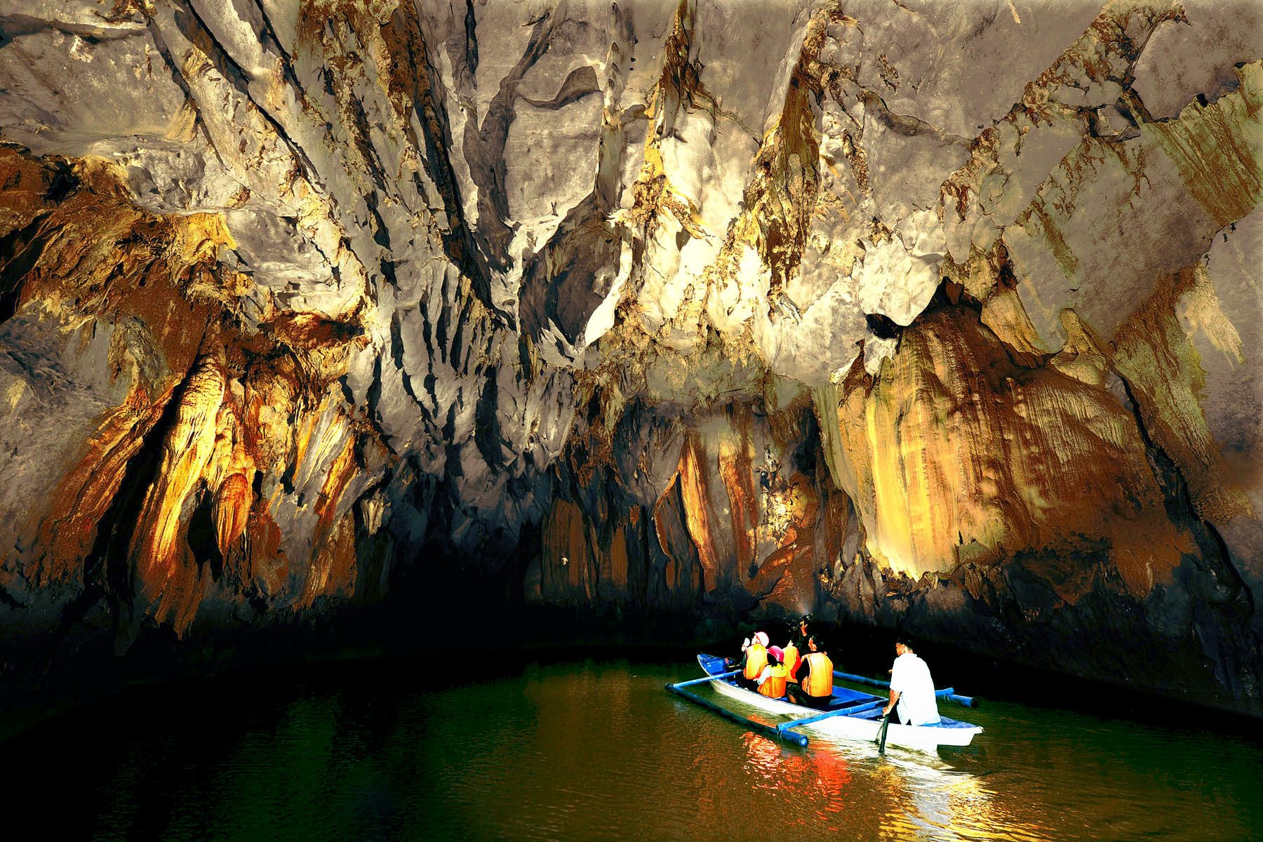 https://mdw-travel-data-us-east-1.s3.amazonaws.com/img/country/Philippines/Underground-River/img_01.jpg