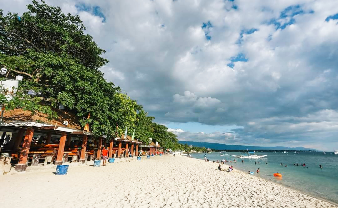 https://mdw-travel-data-us-east-1.s3.amazonaws.com/img/country/Philippines/White-Beach-Moalboal/img_03.jpg