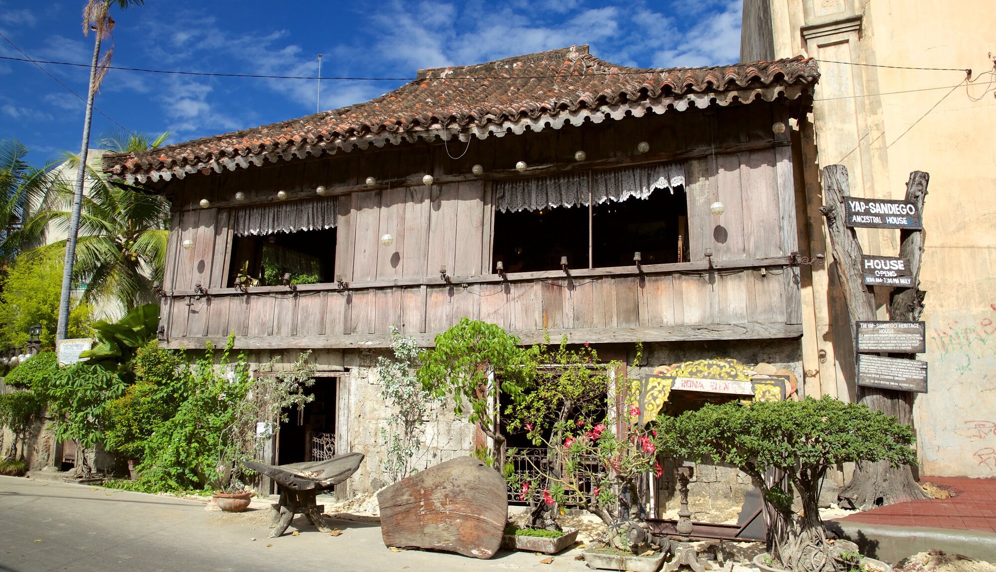 https://mdw-travel-data-us-east-1.s3.amazonaws.com/img/country/Philippines/Yap-Sandiego-Ancestral-House/img_03.jpg