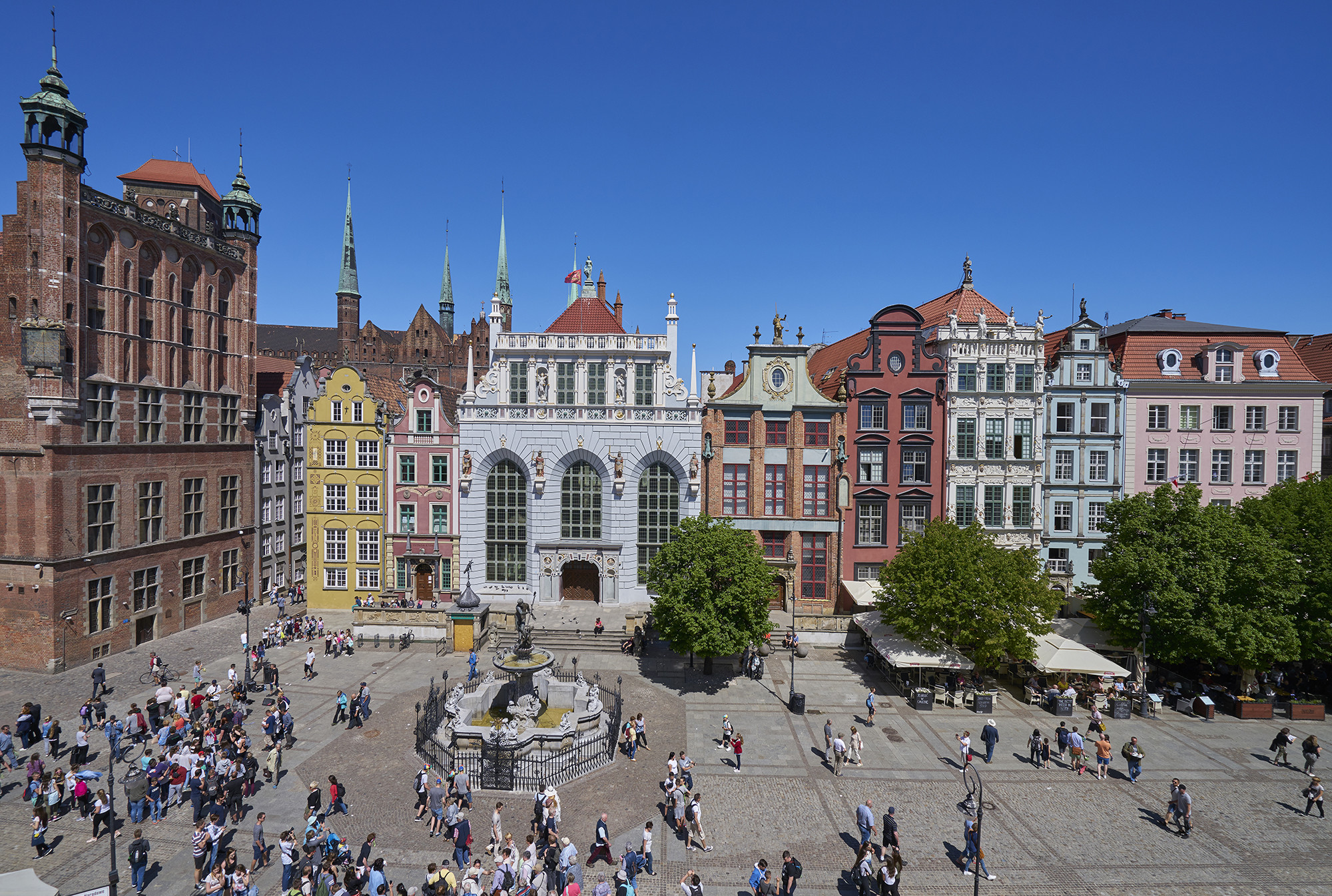 https://mdw-travel-data-us-east-1.s3.amazonaws.com/img/country/Poland/Artus-Court/img_03.jpg