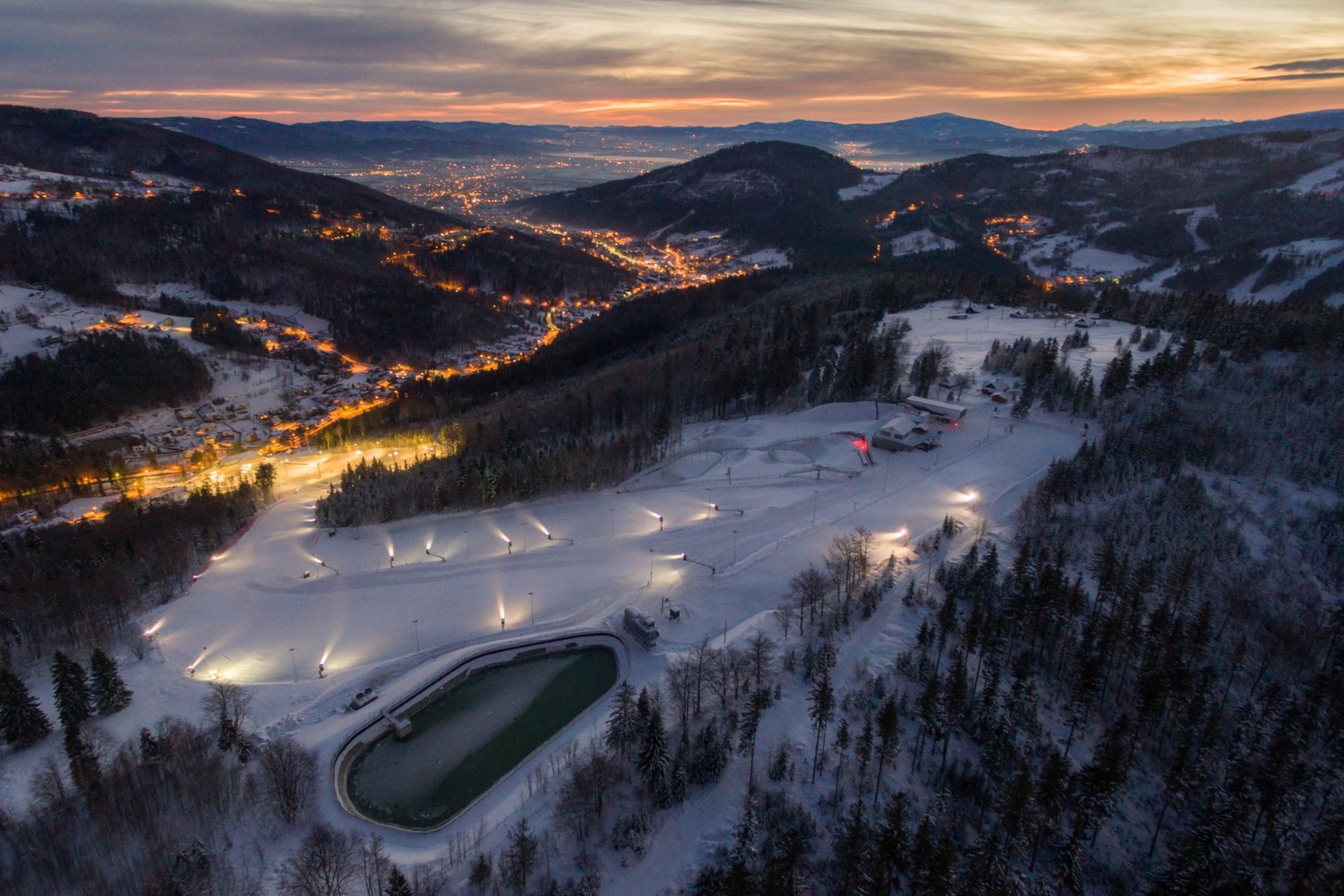 https://mdw-travel-data-us-east-1.s3.amazonaws.com/img/country/Poland/Beskid-Sport-Arena/img_01.jpg
