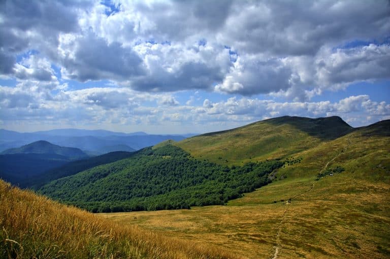 https://mdw-travel-data-us-east-1.s3.amazonaws.com/img/country/Poland/Bieszczady-Forest-Railway/img_02.jpg