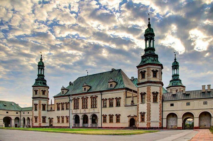 https://mdw-travel-data-us-east-1.s3.amazonaws.com/img/country/Poland/Bishops-Palace/img_00.jpg