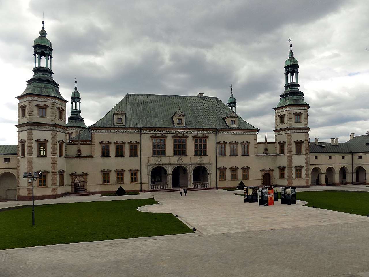 https://mdw-travel-data-us-east-1.s3.amazonaws.com/img/country/Poland/Bishops-Palace/img_03.jpg