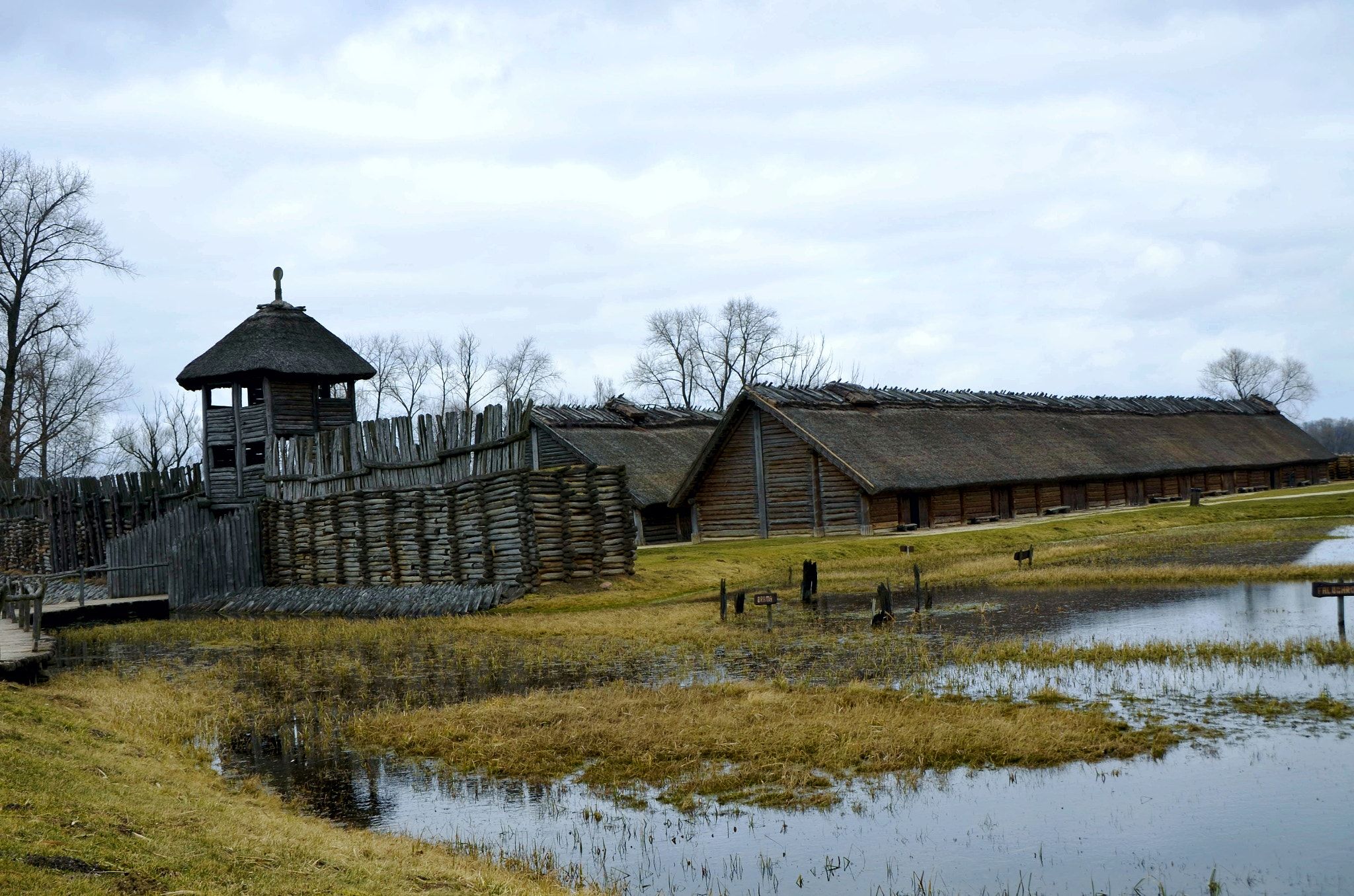 https://mdw-travel-data-us-east-1.s3.amazonaws.com/img/country/Poland/Biskupin---Archaeological-Museum/img_01.jpg