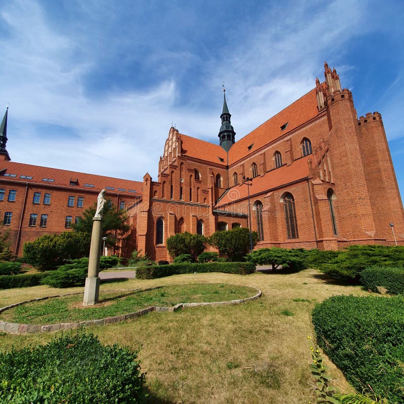 https://mdw-travel-data-us-east-1.s3.amazonaws.com/img/country/Poland/Cathedral-Basilica-in-Pelplin/img_03.jpg