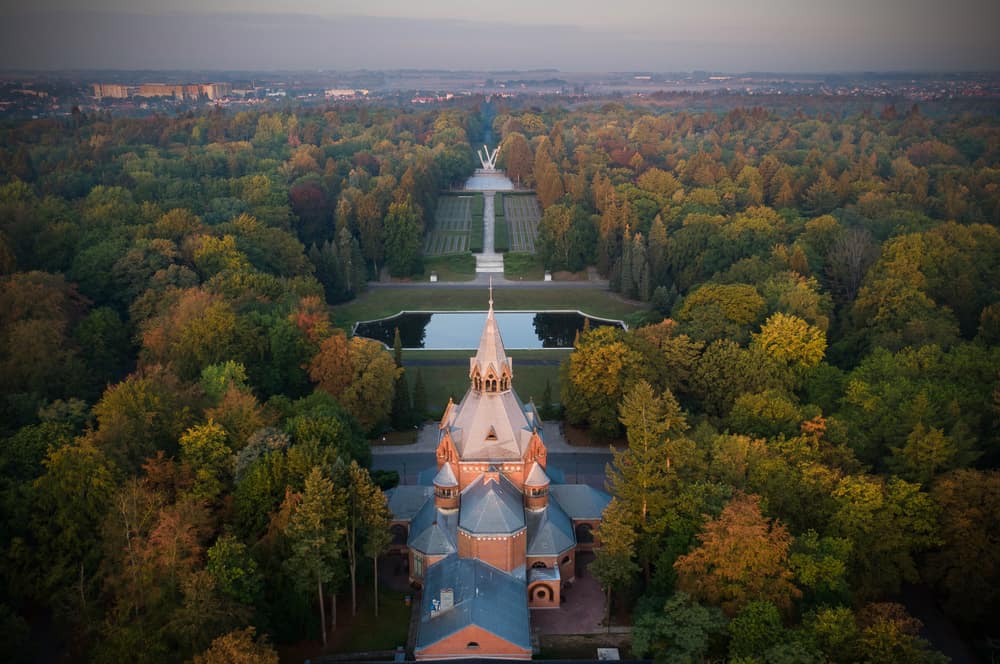 https://mdw-travel-data-us-east-1.s3.amazonaws.com/img/country/Poland/Central-Cemetery-in-Szczecin/img_01.jpg