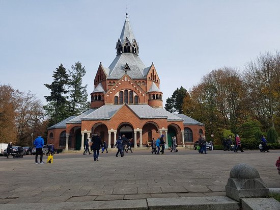 https://mdw-travel-data-us-east-1.s3.amazonaws.com/img/country/Poland/Central-Cemetery-in-Szczecin/img_02.jpg