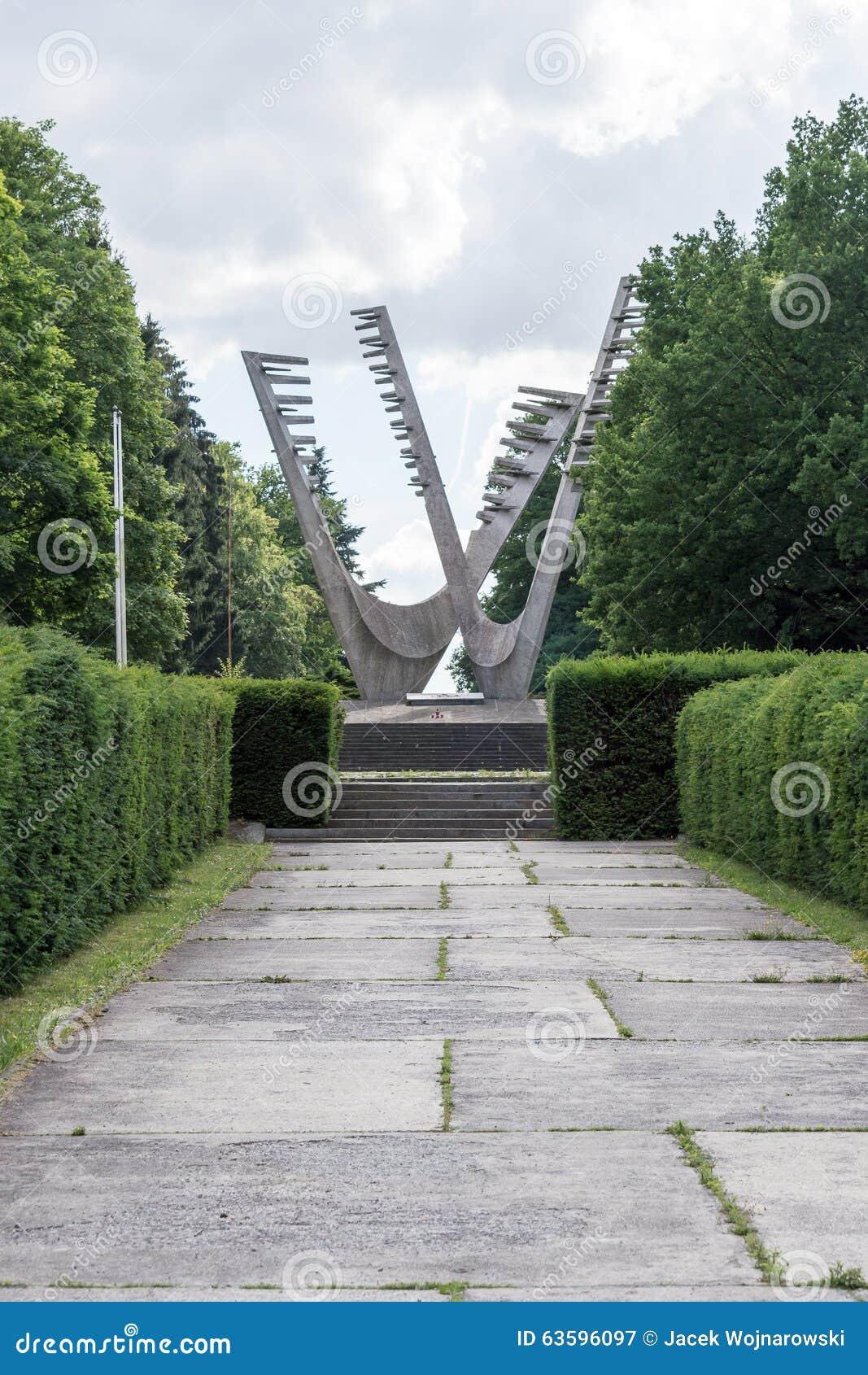 https://mdw-travel-data-us-east-1.s3.amazonaws.com/img/country/Poland/Central-Cemetery-in-Szczecin/img_03.jpg