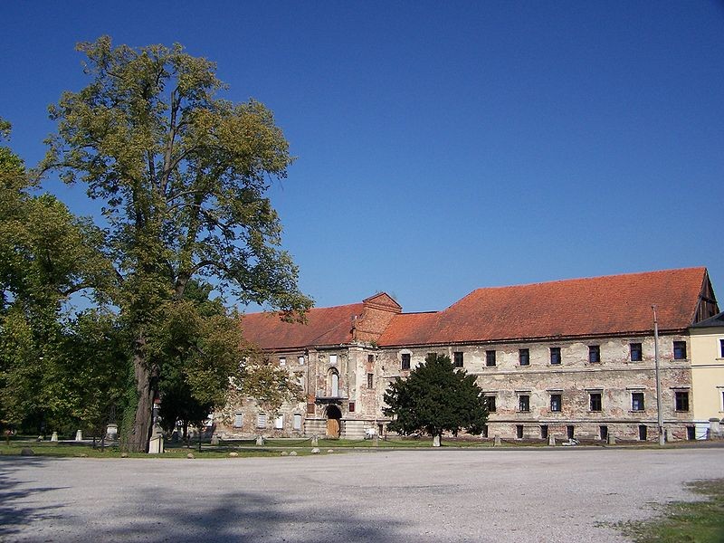 https://mdw-travel-data-us-east-1.s3.amazonaws.com/img/country/Poland/Cistercian-Stables/img_01.jpg