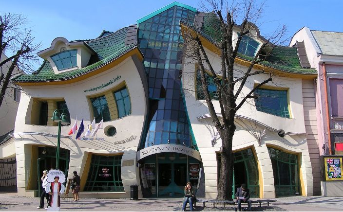 https://mdw-travel-data-us-east-1.s3.amazonaws.com/img/country/Poland/Crooked-House/img_02.jpg