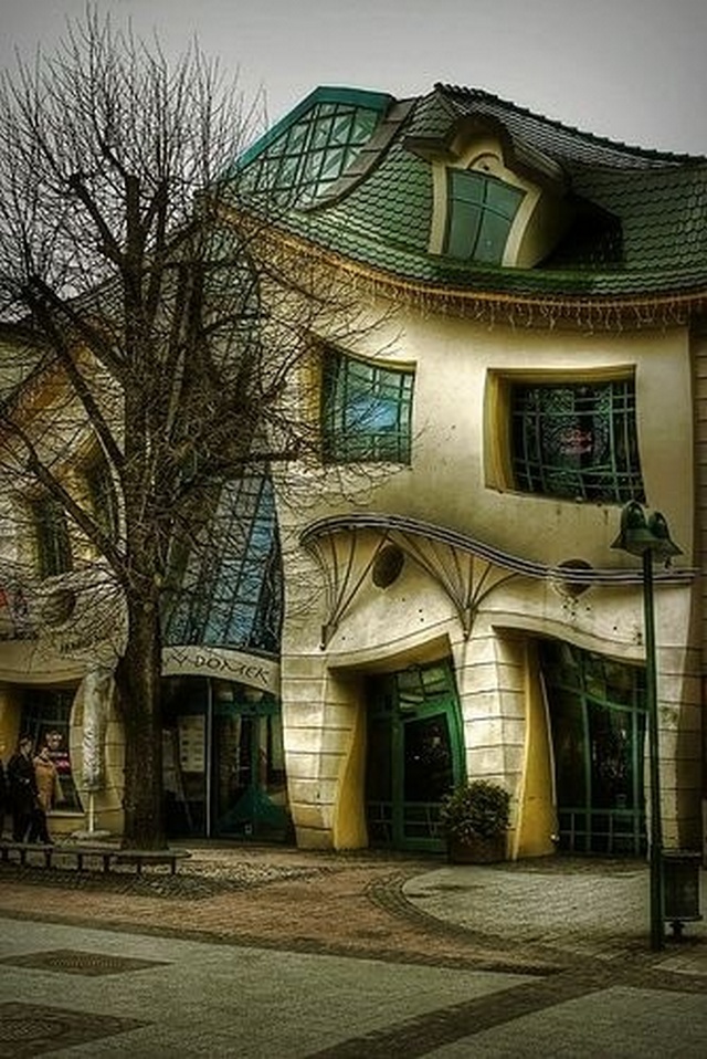 https://mdw-travel-data-us-east-1.s3.amazonaws.com/img/country/Poland/Crooked-House/img_03.jpg