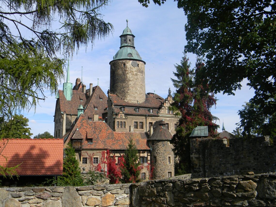 https://mdw-travel-data-us-east-1.s3.amazonaws.com/img/country/Poland/Czocha-Castle/img_01.jpg