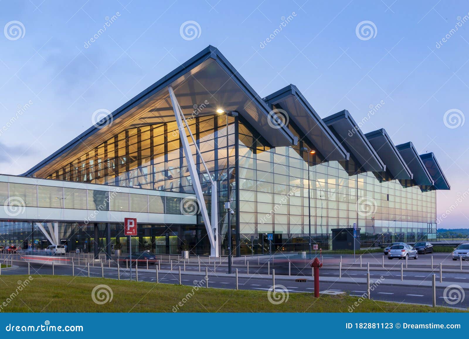 https://mdw-travel-data-us-east-1.s3.amazonaws.com/img/country/Poland/Gdansk-Lech-Walesa-Airport/img_01.jpg