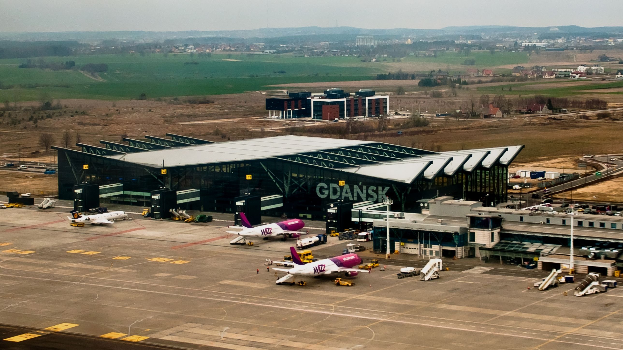 https://mdw-travel-data-us-east-1.s3.amazonaws.com/img/country/Poland/Gdansk-Lech-Walesa-Airport/img_03.jpg