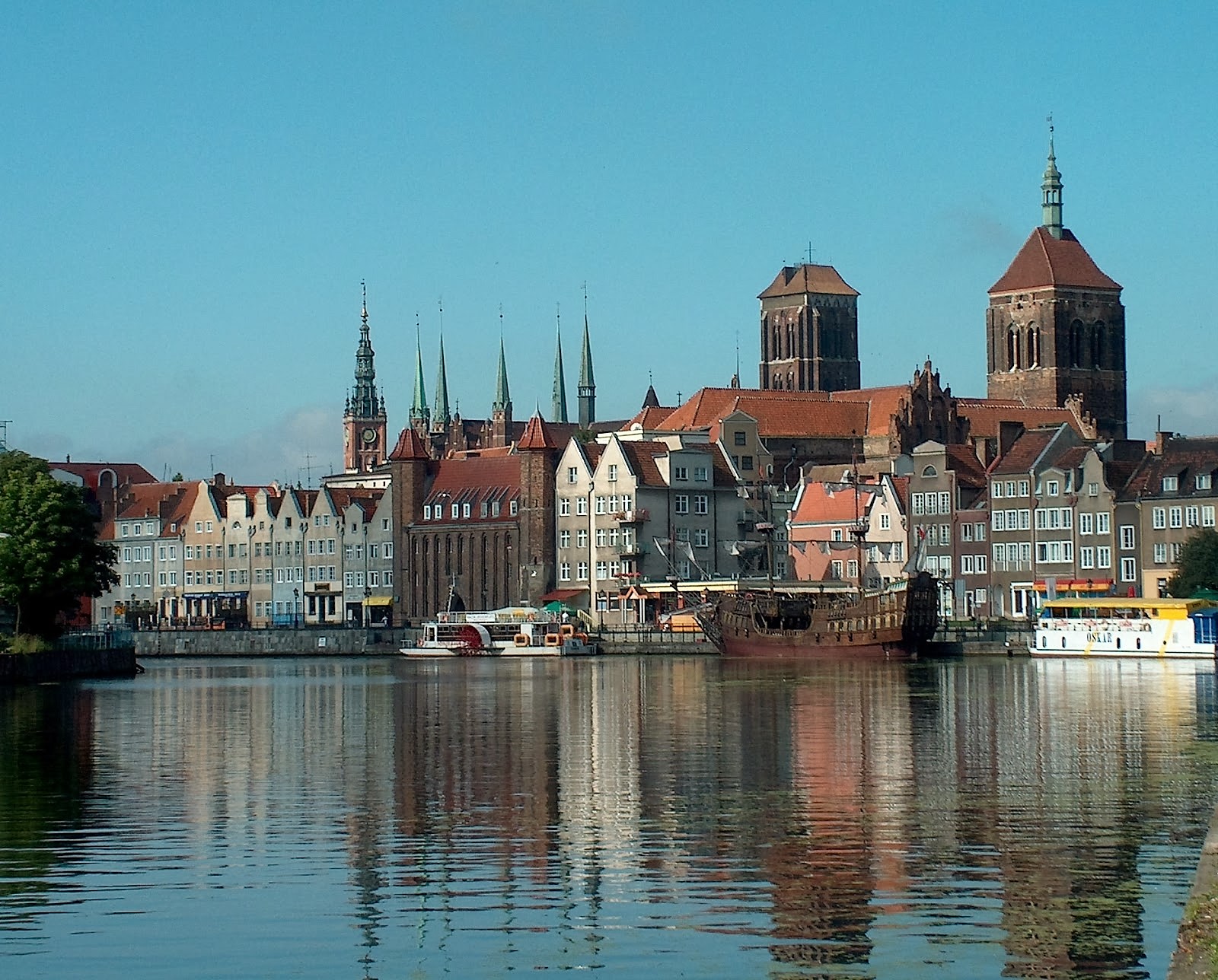 https://mdw-travel-data-us-east-1.s3.amazonaws.com/img/country/Poland/Gdansk-Old-Town/img_02.jpg