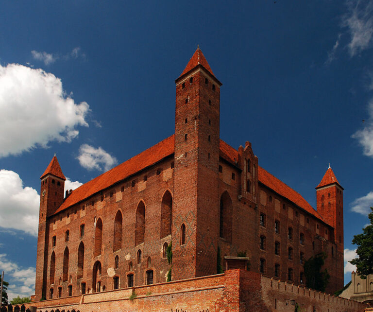 https://mdw-travel-data-us-east-1.s3.amazonaws.com/img/country/Poland/Gniew-Castle/img_02.jpg