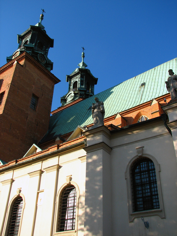 https://mdw-travel-data-us-east-1.s3.amazonaws.com/img/country/Poland/Gniezno-Cathedral/img_02.jpg