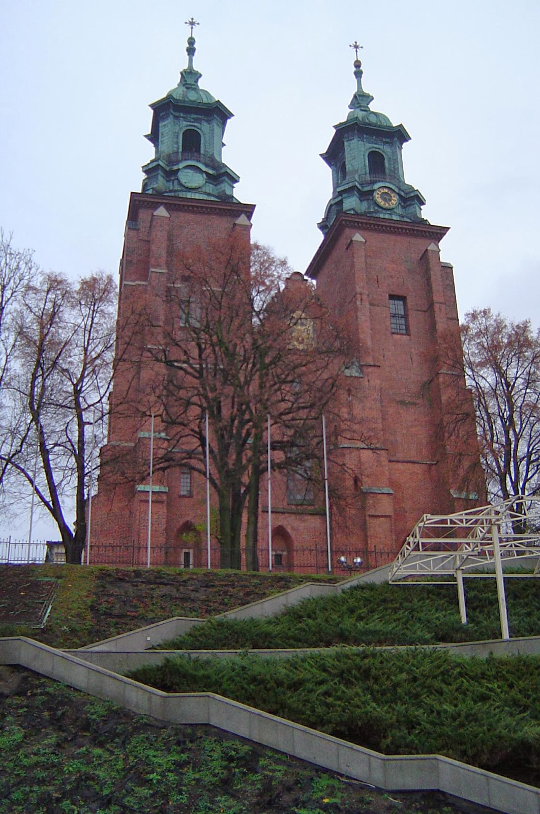 https://mdw-travel-data-us-east-1.s3.amazonaws.com/img/country/Poland/Gniezno-Doors/img_01.jpg