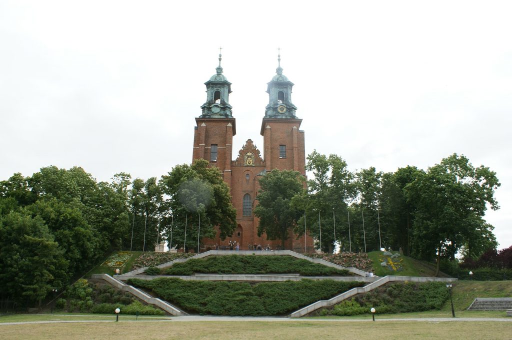 https://mdw-travel-data-us-east-1.s3.amazonaws.com/img/country/Poland/Gniezno-Doors/img_03.jpg