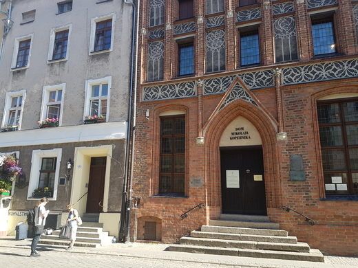 https://mdw-travel-data-us-east-1.s3.amazonaws.com/img/country/Poland/House-of-Nicolaus-Copernicus/img_01.jpg