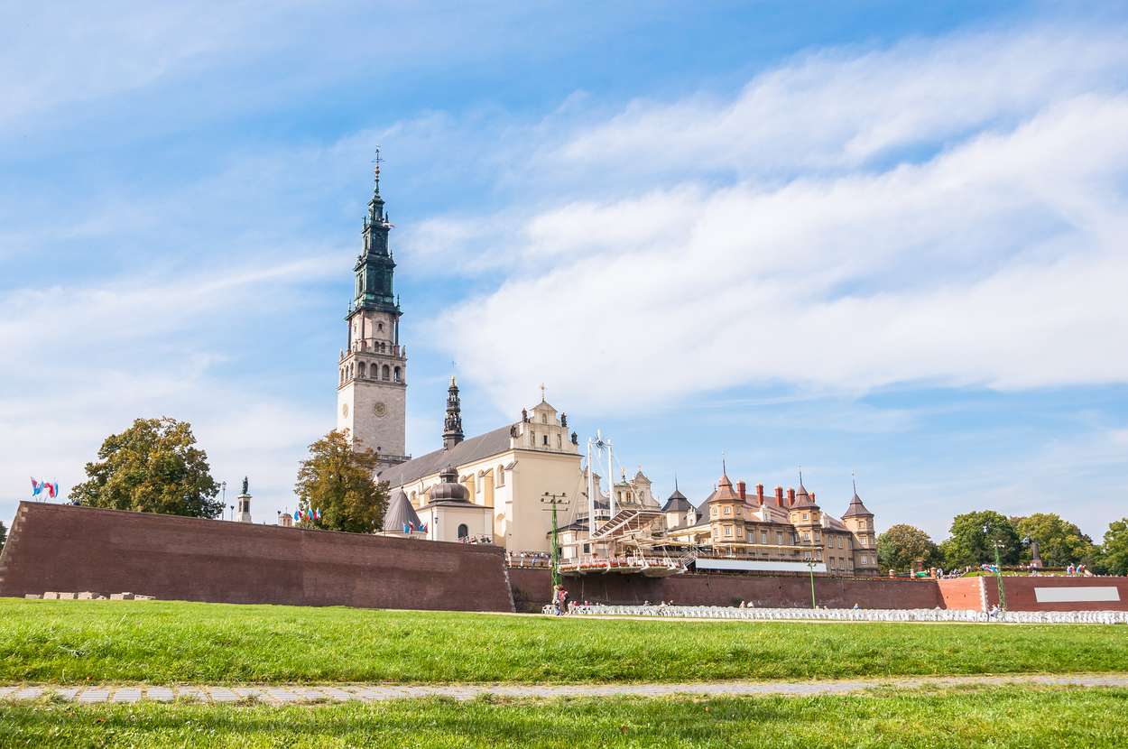 https://mdw-travel-data-us-east-1.s3.amazonaws.com/img/country/Poland/Jasna-Gora-Monastery/img_00.jpg