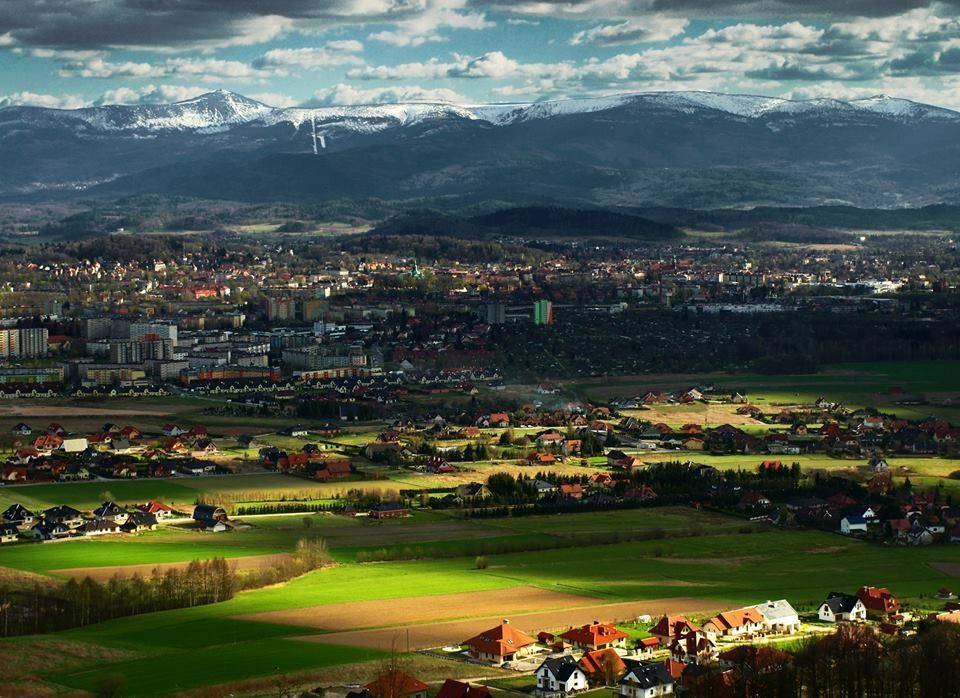 https://mdw-travel-data-us-east-1.s3.amazonaws.com/img/country/Poland/Jelenia-Gora-Valley/img_01.jpg