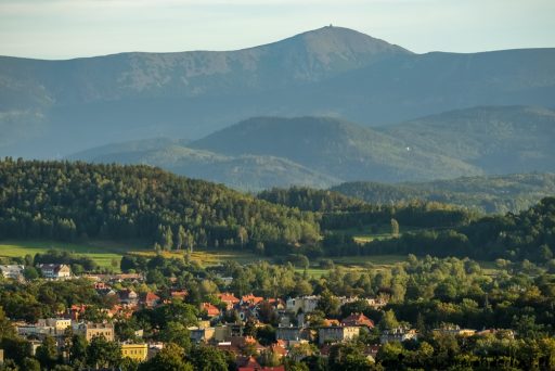 https://mdw-travel-data-us-east-1.s3.amazonaws.com/img/country/Poland/Jelenia-Gora-Valley/img_02.jpg