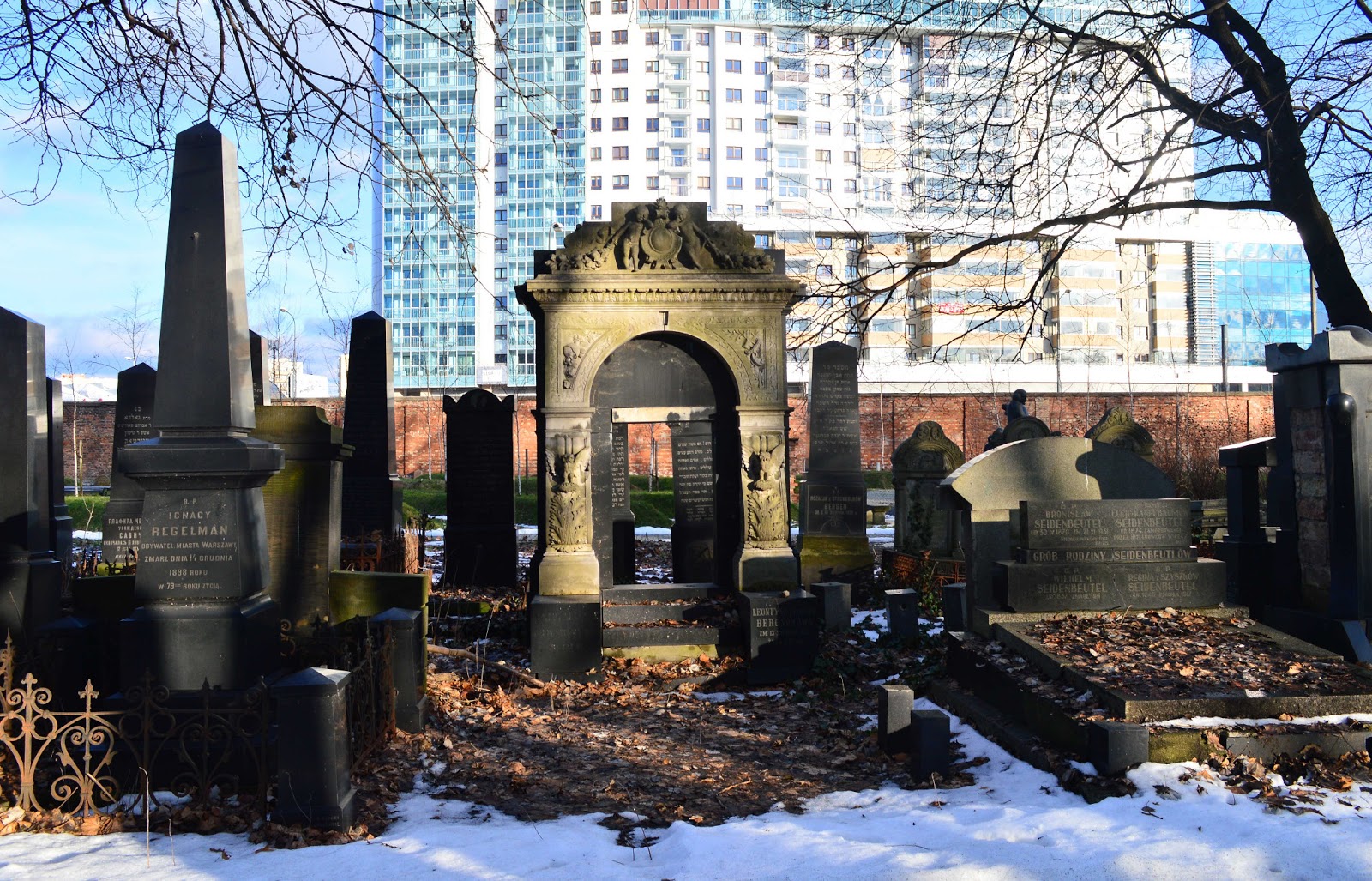https://mdw-travel-data-us-east-1.s3.amazonaws.com/img/country/Poland/Jewish-Cemetery/img_00.jpg