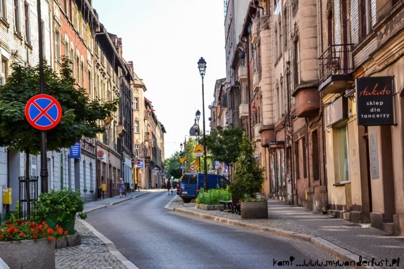 https://mdw-travel-data-us-east-1.s3.amazonaws.com/img/country/Poland/Katowice-Market-Square/img_01.jpg