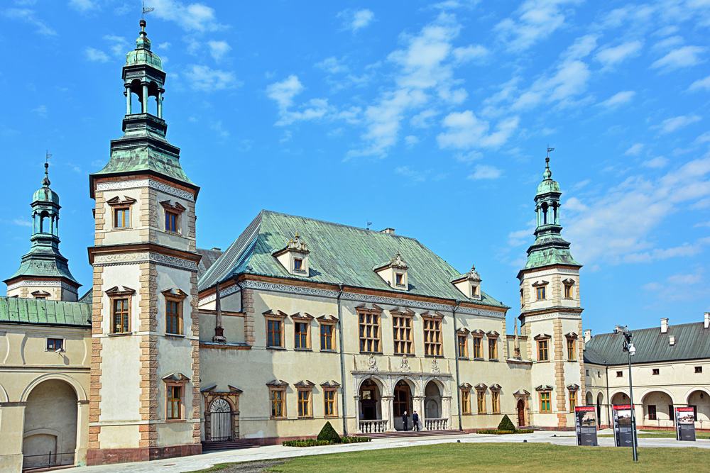 https://mdw-travel-data-us-east-1.s3.amazonaws.com/img/country/Poland/Kielce-City-Forest/img_00.jpg