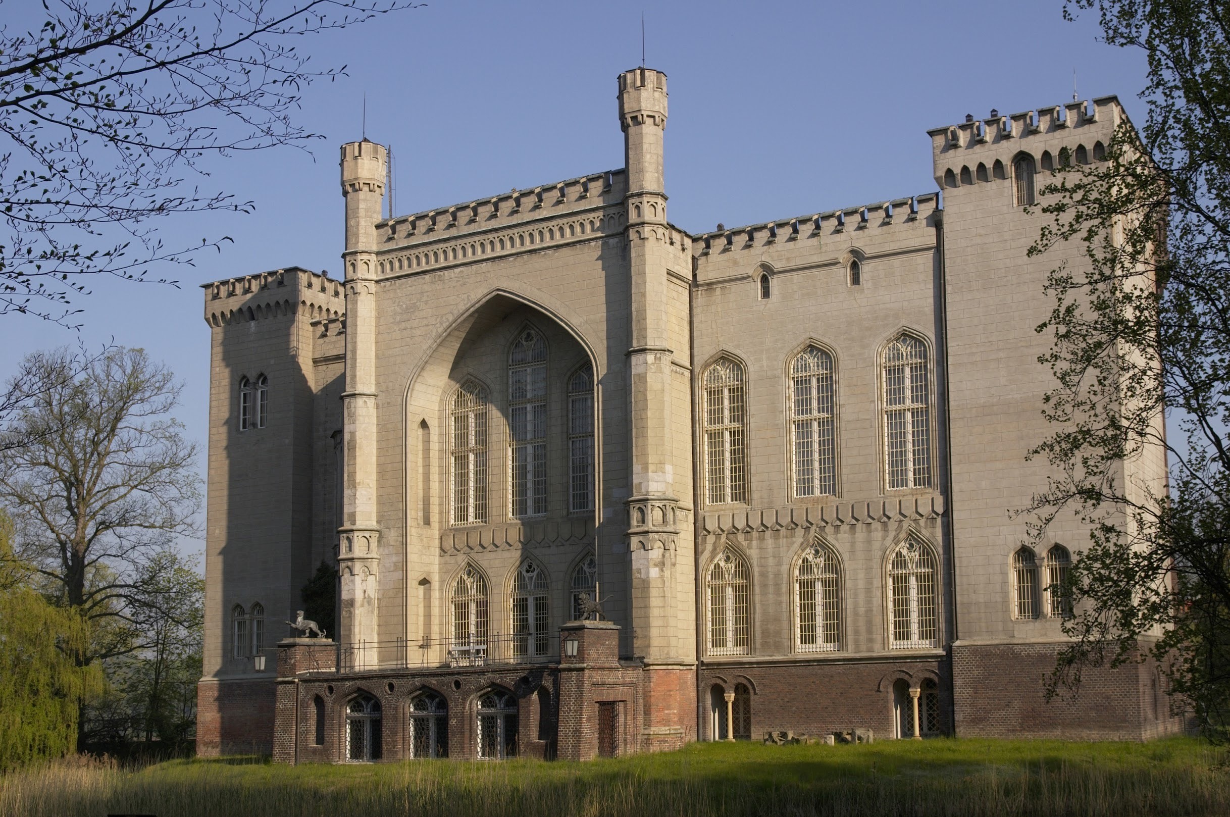 https://mdw-travel-data-us-east-1.s3.amazonaws.com/img/country/Poland/Kornik-Castle/img_02.jpg