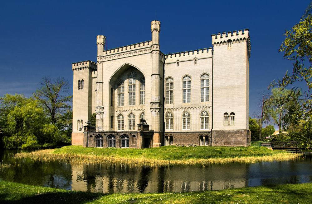 https://mdw-travel-data-us-east-1.s3.amazonaws.com/img/country/Poland/Kornik-Castle/img_03.jpg