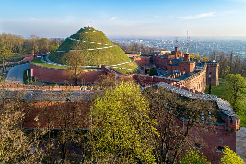 https://mdw-travel-data-us-east-1.s3.amazonaws.com/img/country/Poland/Kosciuszko-Mound/img_01.jpg