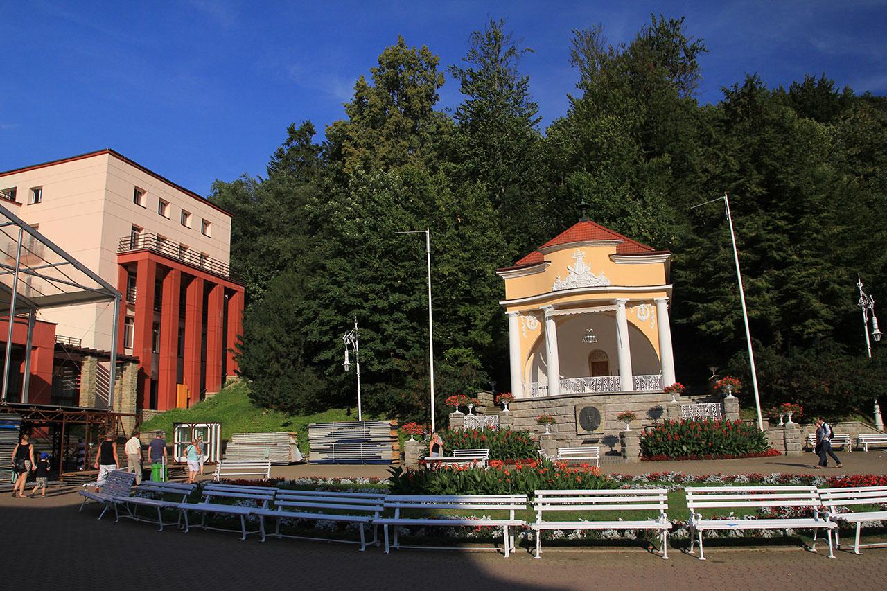 https://mdw-travel-data-us-east-1.s3.amazonaws.com/img/country/Poland/Krynica-Deptak/img_01.jpg