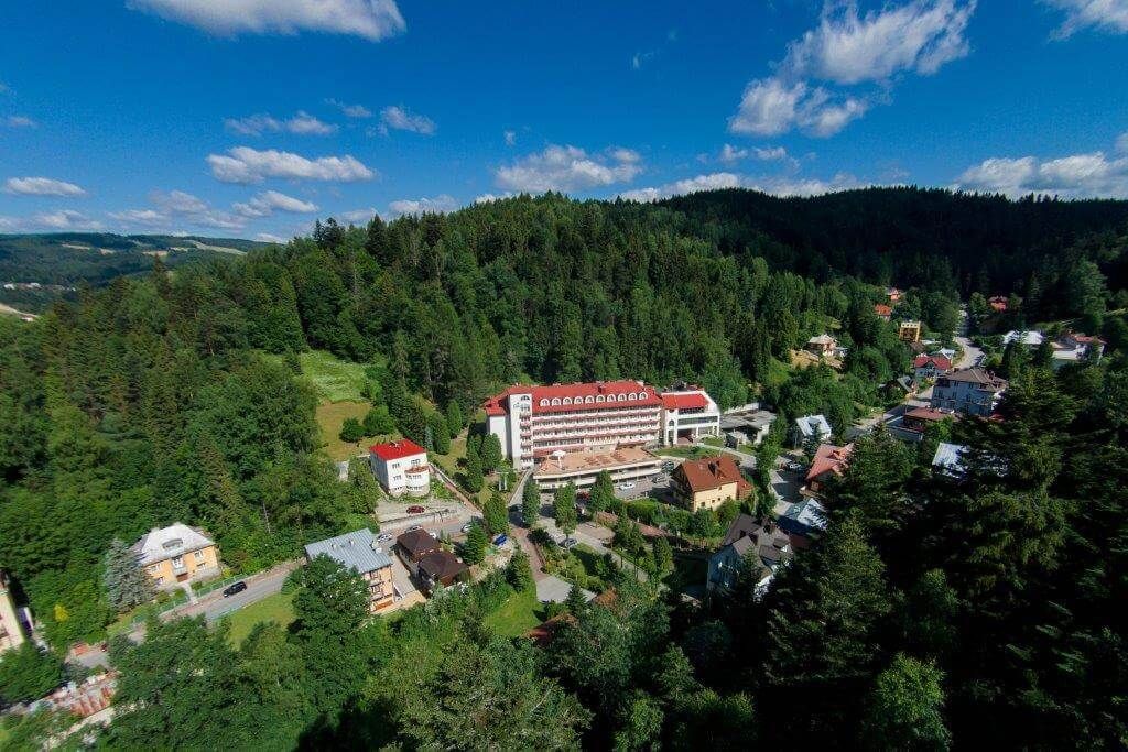 https://mdw-travel-data-us-east-1.s3.amazonaws.com/img/country/Poland/Krynica-promenade/img_02.jpg