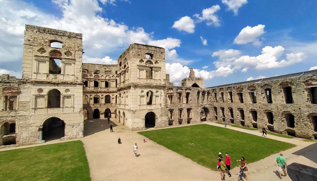 https://mdw-travel-data-us-east-1.s3.amazonaws.com/img/country/Poland/Krzyztopor-Castle/img_01.jpg