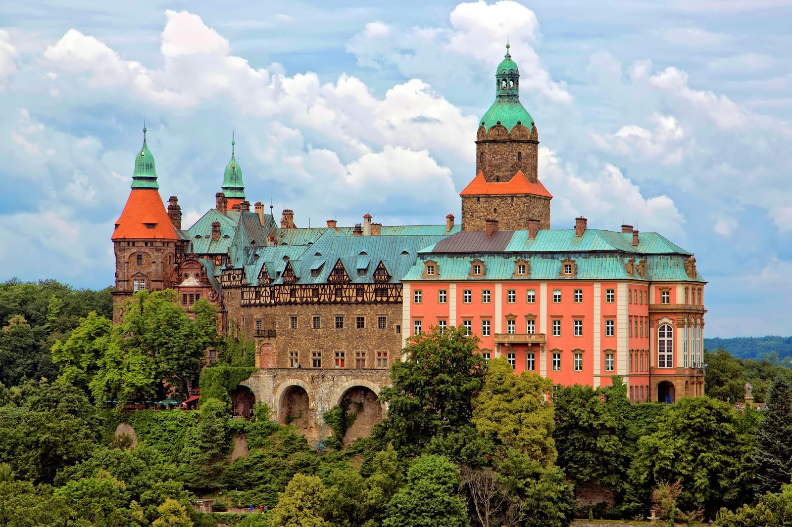 https://mdw-travel-data-us-east-1.s3.amazonaws.com/img/country/Poland/Ksiaz-Castle/img_01.jpg