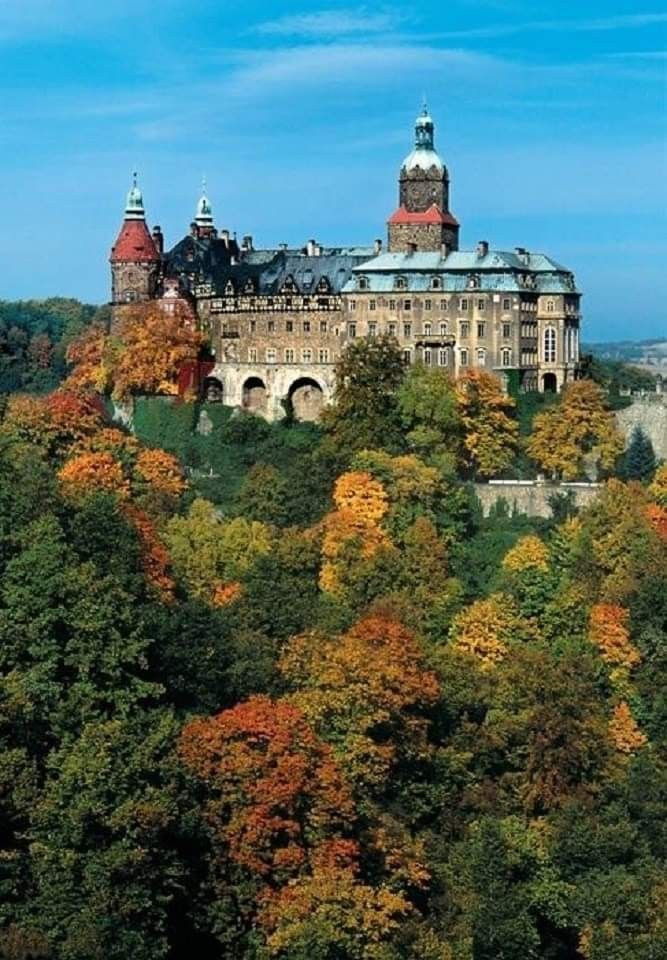 https://mdw-travel-data-us-east-1.s3.amazonaws.com/img/country/Poland/Ksiaz-Castle/img_02.jpg