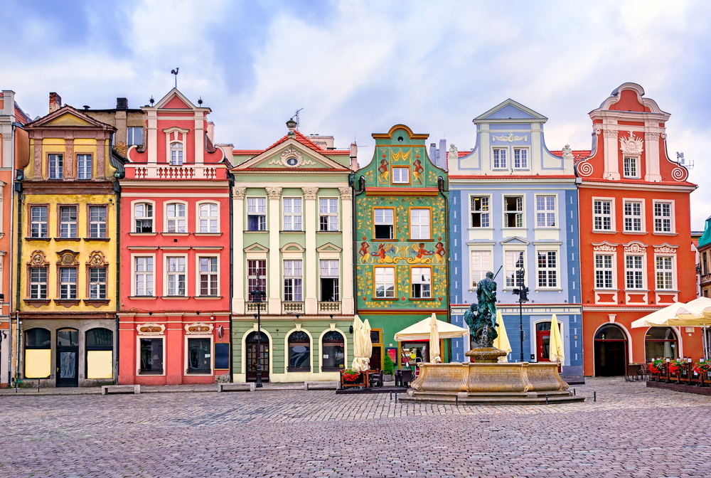https://mdw-travel-data-us-east-1.s3.amazonaws.com/img/country/Poland/Lech-Hill-and-Poznan-Gate/img_00.jpg