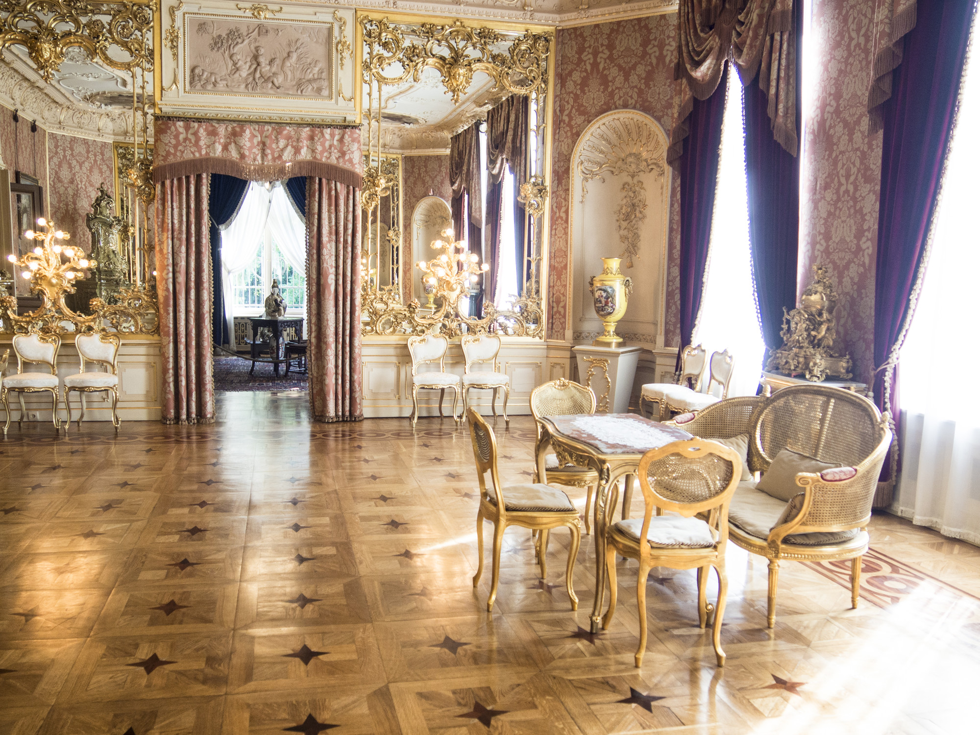 https://mdw-travel-data-us-east-1.s3.amazonaws.com/img/country/Poland/Lodz-Herbst-Palace/img_00.jpg