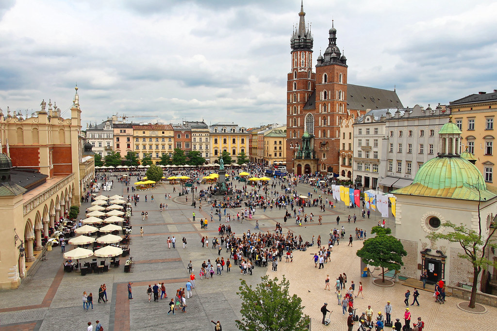 https://mdw-travel-data-us-east-1.s3.amazonaws.com/img/country/Poland/Main-Market-Square/img_03.jpg