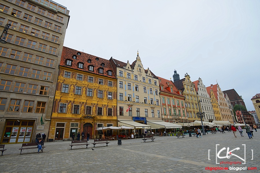 https://mdw-travel-data-us-east-1.s3.amazonaws.com/img/country/Poland/Market-Square-Wroclaw/img_03.jpg