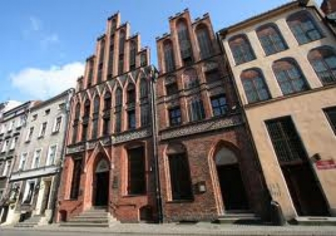 https://mdw-travel-data-us-east-1.s3.amazonaws.com/img/country/Poland/Mikolaj-Koperniks-House/img_01.jpg