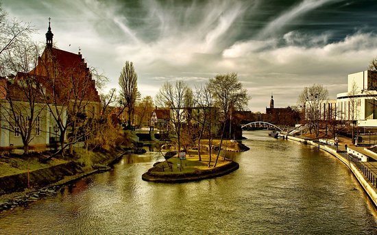 https://mdw-travel-data-us-east-1.s3.amazonaws.com/img/country/Poland/Mills-Island-Park/img_02.jpg