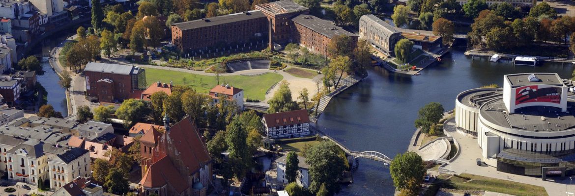 https://mdw-travel-data-us-east-1.s3.amazonaws.com/img/country/Poland/Mills-Island-Park/img_03.jpg