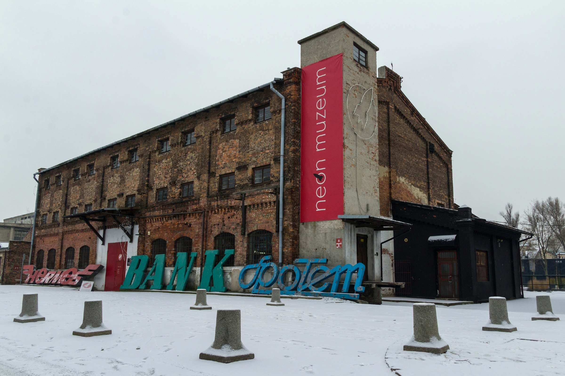 https://mdw-travel-data-us-east-1.s3.amazonaws.com/img/country/Poland/Neon-Museum/img_03.jpg