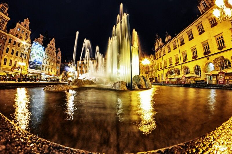 https://mdw-travel-data-us-east-1.s3.amazonaws.com/img/country/Poland/Old-Market-Square/img_02.jpg